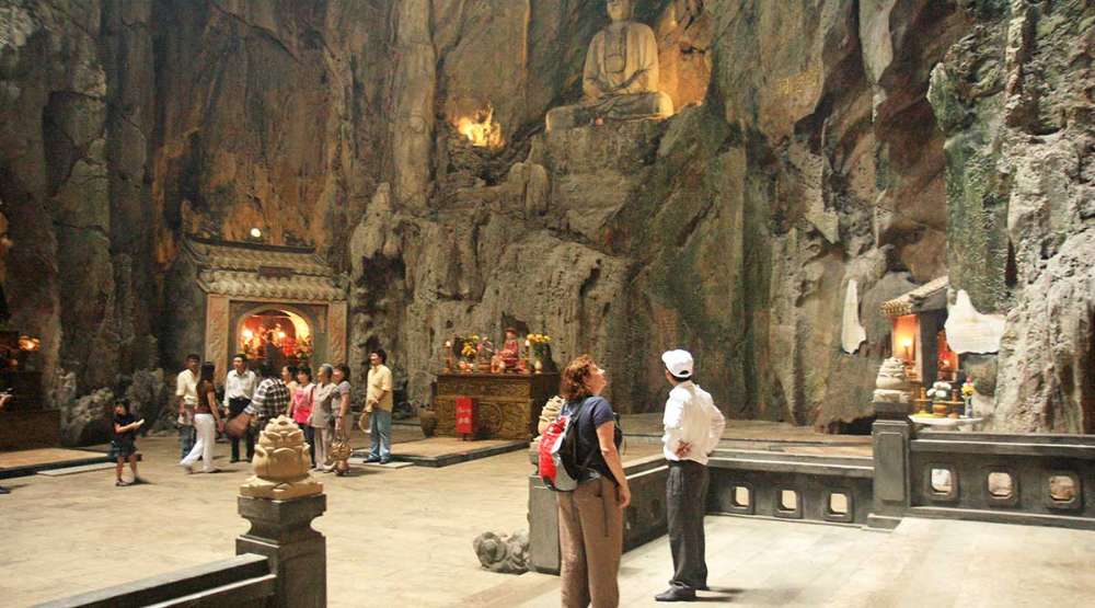 Les touristes visitent Ngu Hanh Son à Da Nang